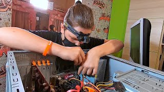 Школьник собирает компьютеры для нуждающихся