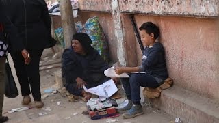 «معاذ» .. الطريق إلي «الأتيليه» يبدأ بـ«كرتونة» علي «سلم المترو»