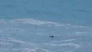 Joven luchando contra enormes olas