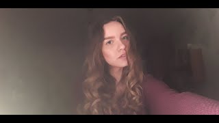 "Я стою одна, здесь полно людей.."