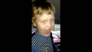 маленький Женька танцует в машине.little boy dancing in the car