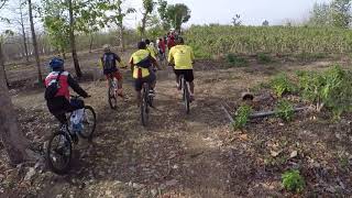 Menyapa warga (petani kebun) di area Hutan jati Dander | Gowes #TourDeBojonegoro #SundayRide 4Nov18