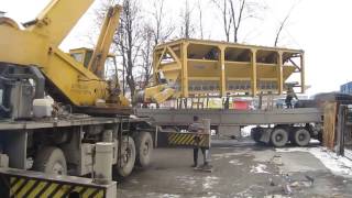 Работа кран 50 тонн - погрузка устройства подачи щебня