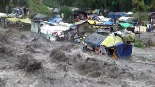 A flash flood takes people away! Streets are turning into rivers in Bolivia!