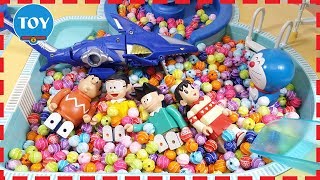 Đồ chơi Doremon - Nobita đi tắm hồ bơi đầy kẹo gặp cá mập