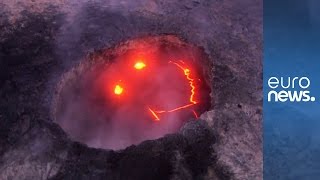 Lave s'écoulant sur les falaises de l'île hawaïenne Big Island