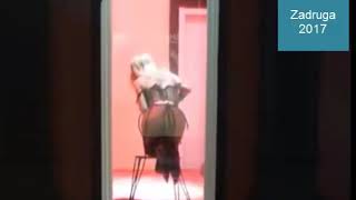ZADRUGA - MACA DISKRECIJA IZVODI STRIPTIZ I PADA SA STOLICE 2017 18 +
