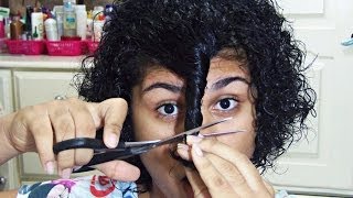 Como corto meu cabelo cacheado curto
