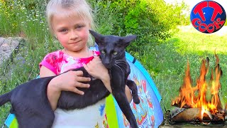 Пикник с Колясками и Палаткой Ярослава Прыгает на Батуте Огромный КОТ Видео для детей