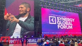 Денис Успешный делает синхронный перевод Хабиба Нурмагомедова на Synergy Global Forum