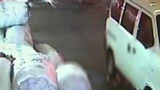 Люди этих животных надо казнить! The people of these animals should be put to death!