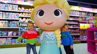 Gaby and Alex playing and doing shopping in a Toy Store with Mama
