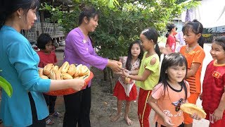 Xếp hàng nhận Bánh Mì Pate ai nấy đều vui vẻ - Quà tặng của chị Stephannie Hoang