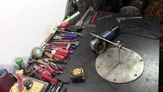 Простейшее , самодельное приспособление , для резки болгаркой идеальных кругов из металла.