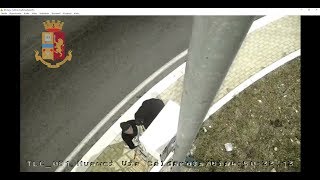 Bari, armati di ascia e piede di porco provano a rubare una telecamera