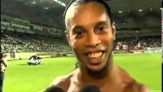 XAVECO Ronaldinho Gaúcho surpreende repórter no ar 'Quer namorar comigo'