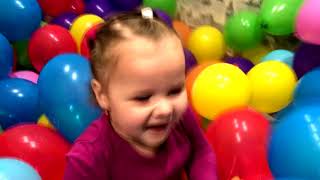 200 ВОЗДУШНЫХ ШАРОВ В ДЕТСКОЙ КОМНАТЕ! ИЩЕМ СЮРПРИЗЫ И ЛОПАЕМ ШАРЫ!) Balloons
