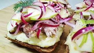 Мощный Скандинавский Бутерброд с копченой скумбрией и картофельным пюре. Скандинавская кухня.
