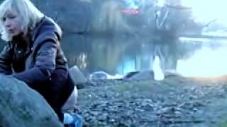 ПЬЯНАЯ ДЕВКА ОТЖИГАЕТ НА ОЗЕРЕ И ССЫТ