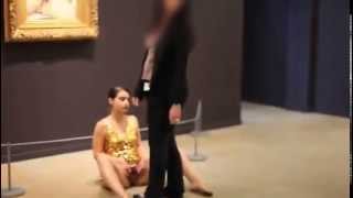 Artista expone su vagina frente a "El origen del mundo" de Courbet en París