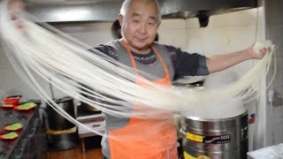 Jak sie robi chińskie noodle? || Chinese hand pulled noodles (made in China)
