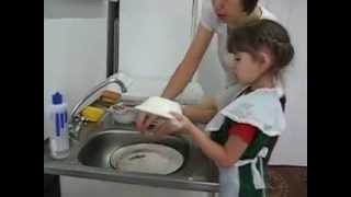 Виктория моет посуду 2 / Victoria washes dishes 2