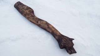 морда медведя на топорище. резьба по дереву.Bear on the ax handle. woodcarving.