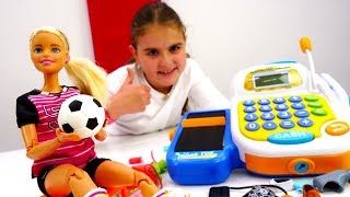 Видео для девочек - Барби играет в футбол - Игры одевалки