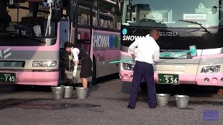 バスがいつもピカピカなその訳とは？ 旅館で華麗に幅寄せして後退駐車  さすがベテランの業 昭和バス The expert bus drivers.