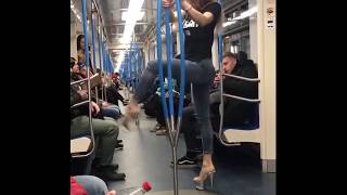 Стриптиз в метро. Девушка танцует Pole Dance в вагоне. Стрип пластика импровизация