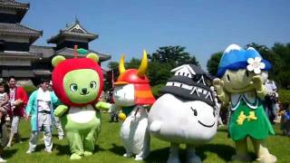 ひこにゃん　アルクマの手を取って出迎える