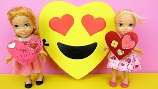 Valentine's day ! Elsa and Anna toddlers at school - Barbie is the teacher - cards - gifts