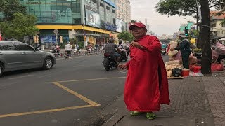 Người Cha Hoá Trang Thành Ông Địa Nhảy Múa Ngoài Đường Bán Bánh Kiếm Tiền Nuôi 3 Con Ăn Học