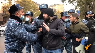 Противники премьера Никола Пашиняна начали перекрывать улицы в центре Еревана.