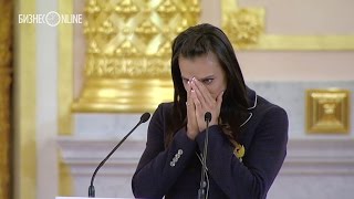 Елена Исинбаева не смогла сдержать слезы