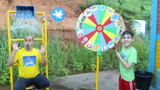 LUCAS E PAPAI BRINCAM no DESAFIO DA ROLETA MISTERIOSA com Água