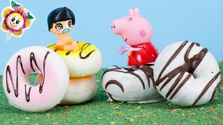 PEPPA PIG ET LES PETITS BEBÉS PINYPON JOUENT UN JEUX PAR ÉQUIPES AVEC DE VRAIS GÂTEAUX ET FAUX !