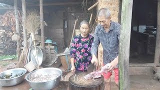 农村四哥：下雨天王四爸妈煨骨头汤，吃了有啥好处，老妈如数家珍