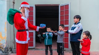 Những Đứa Trẻ Lang Thang Được Nhận Quà Từ Ông Già Noel | Bé Chi TV