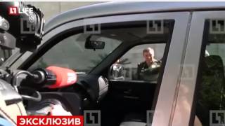 Генерал рассмешил Путина, оторвав ручку авто УАЗ Патриот во время экскурсии