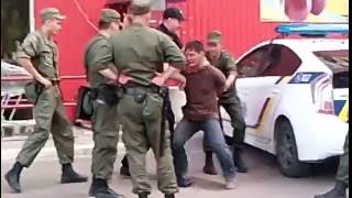 В Херсоне мужчина напал на врача скорой помощи.