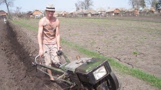 Вспашка мотоблоком Plowing and setting the plow.