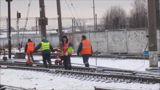 Путейцы катят путевую тележку, СПб