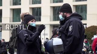 Germany: Police disperse banned anti-mandatory-vax demo in Berlin