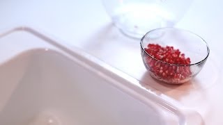 How to Cut and Deseed a Pomegranate (Como Sacar las Semillas a la Granada) | Muy Bueno