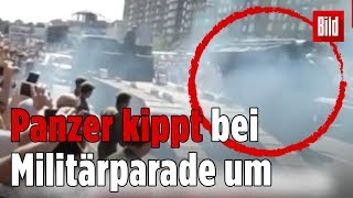 Historischer Sowjet-Panzer kippt bei Militärrparade um