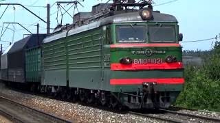 Электровоз ВЛ10У-1021 с грузовым поездом и приветливый машинист