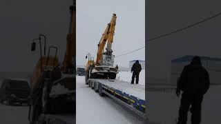 Погрузка экскаватора на трал.