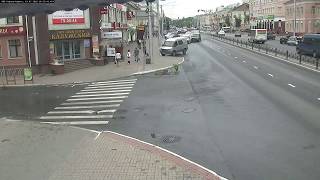 В центре Калуги Range Rover снес ограждение, 19.07.2018