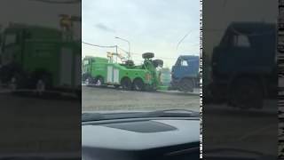 Неудачная буксировка и эвакуация грузовиков.